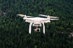 Drónokkal segítenek a láva elől menekülőknek